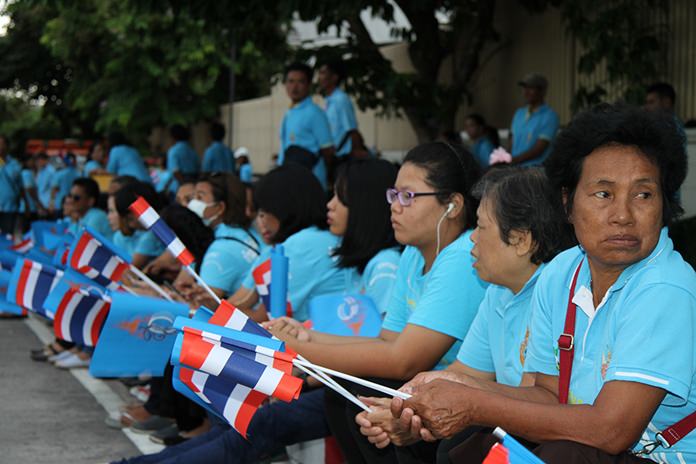 Residents turned up in numbers at Pattaya City Hall to show their loyalty to HM the Queen.