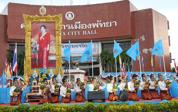 Pattaya students perform a magical traditional dance in honor of Mother’s Day.