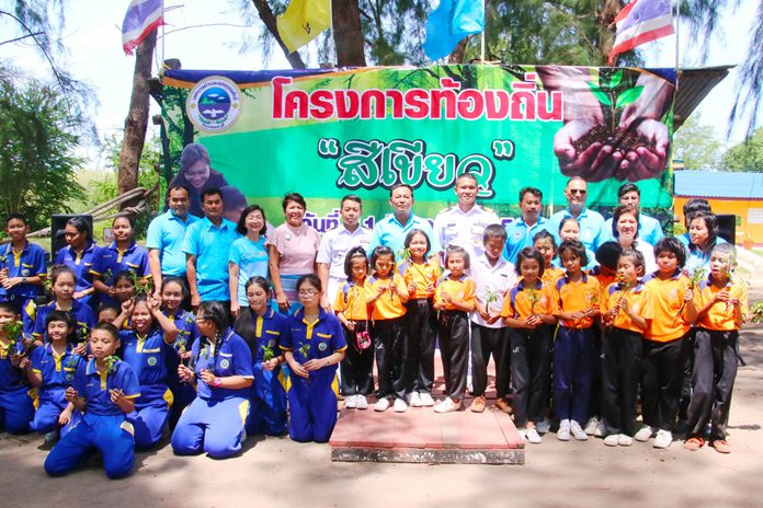 Khet Udomsak residents, mothers and children planted trees in honor of HM the Queen for Mother’s Day.