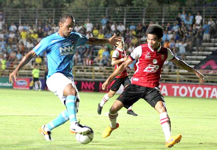 Pattaya United’s Pinto Junior (left) takes on the BEC defence during their Thai Premier League game at the Nongprue Stadium in Pattaya, Saturday, August 13. (Photo courtesy Pattaya United)