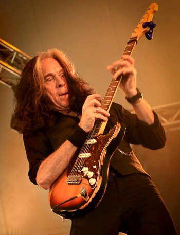 Pat MacManus - the fastest guitar in the west. 