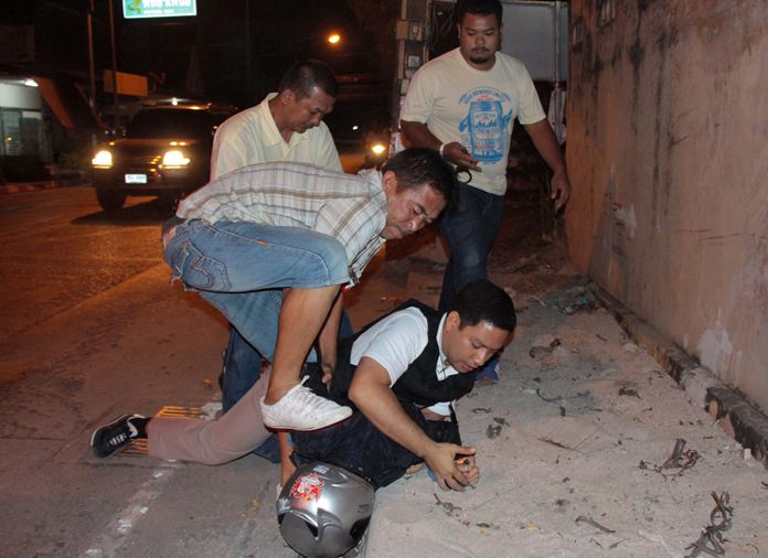 Police take down Siripol “Kay Sattahip” Suti (wearing helmet) for possession of illicit drugs.