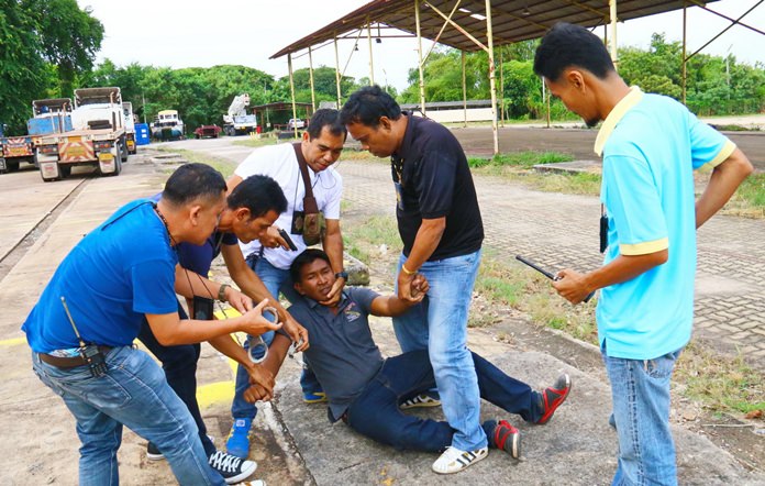 Armed police move in to arrest Sitisak Dejpadung for allegedly trying to sell drugs to an undercover agent.