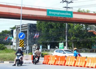 Motorcyclists move safety barriers blocking U-turn