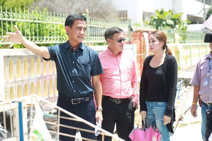 Pattaya legal chief Settapol Boonsawat, flanked by city engineers, inspects areas in the Post Office Community and at Lan Po Market. (Photo: PPRD)
