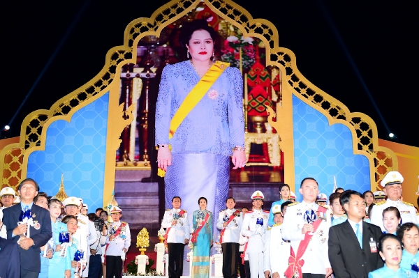 PM leads candle-lighting ceremony to celebrate Queen’s birthday