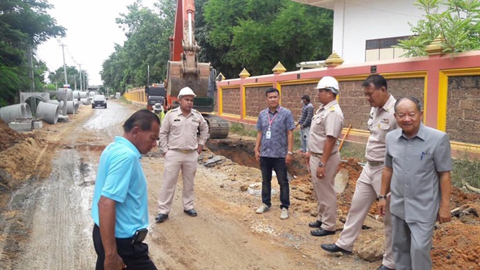 Nongprue Mayor Mai Chaiyanit (right) recently paid a visit to Pattanakarn Road to follow up on the road work progress.