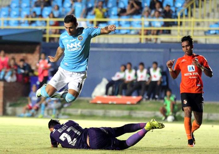 Pattaya United’s Soony Saad leaps over Ratchaburi FC goalkeeper Ukrit Wongmeema during their Thai Premier League fixture at the Nongprue Stadium in Pattaya, Saturday, Sept. 10. (Photo/Pattaya United FC)