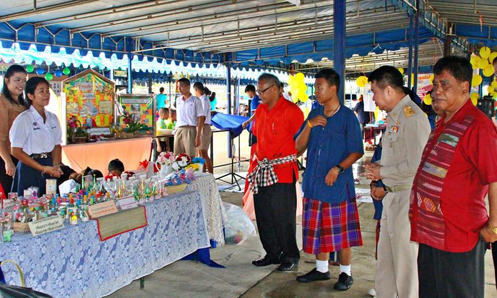 Plutaluang Sub-district showcased its youngsters’ talents at a “walking street” for children.