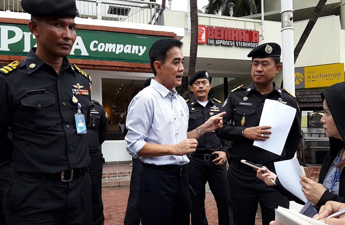 City legal chief Sretapol Boonsawat says he and the city can legally banish vendors they deem as “disorganized”, even if they are on private property adjacent to public land.