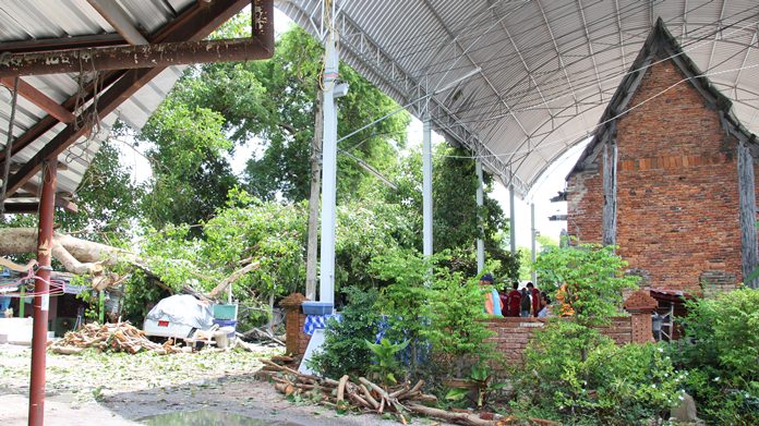A giant Bodhi tree fell on top of a house and car (left) but didn’t damage an ancient shrine (right) built in the late Ayutthaya period.