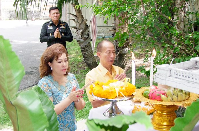 Now former-Chonburi governor Khomsan Ekachai and his wife Busarawadee pay their respects and ask for blessings upon the end of his term Sept. 30.