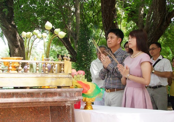 Chonburi Governor Pakarathon Tienchai and his wife Supaporn paid their respects at various shrines to begin their term in the province.