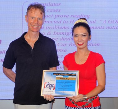Member Ren Lexander presents Irene Powell with the PCEC’s Certificate of Appreciation for interesting and informative presentation to the Club providing some insights into cultural differences between Thais and foreigners.