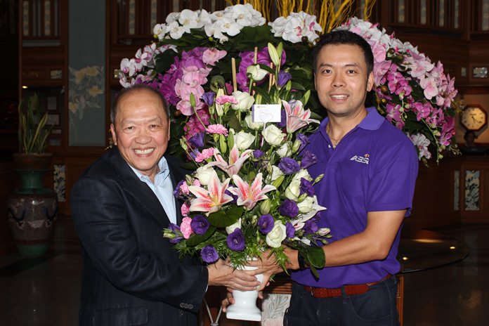 Nopporn Kanchanamanee (right), District Sales Manager of Thai Airways, Pattaya congratulates Chatchawal Supachayanont on his new appointment.