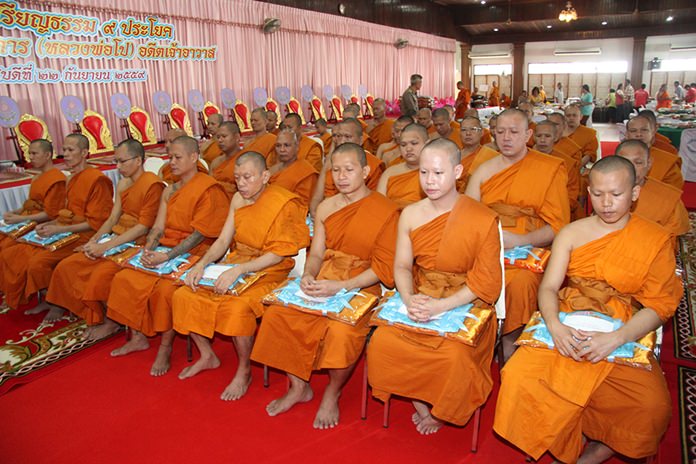 More than 150 aspiring monks received scholarships from Chaimongkol Temple after completing their “yokbali” test.