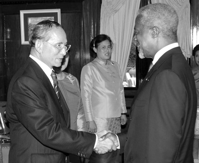 HM King Bhumibol Adulyadej shakes hands with the United Nations Secretary General Kofi Annan at Klai Kangwol Palace in Prachuab Khiri Khan province, May 26, 2006. Annan presented a human development lifetime achievement award to His Majesty as the country celebrated the 60th anniversary of His accession to the throne. Looking on is HRH Princess Maha Chakri Sirindhorn.