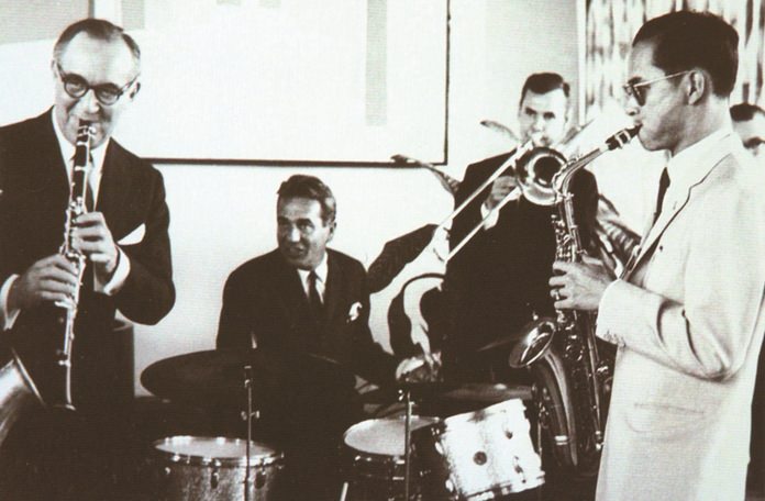 The King of Swing, H.M. King Bhumibol Adulyadej, Benny Goodman and friends at an impromptu jazz session, Manhattan 1960.