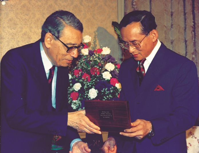 H.E. Boutros Boutros-Ghali presents a gift to H.M. the King, Chitralada Palace, 10 Apri 1993