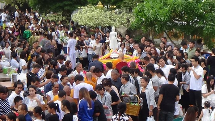 Thousands of worshipers made a pilgrimage to Wat Nongyai to observe Auk Pansaa and Tak Bat Devo.