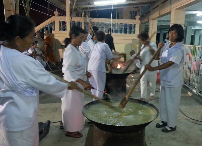 Expert cooks create tip rice at Wat Khao Phothong in Nongprue for the occasion.