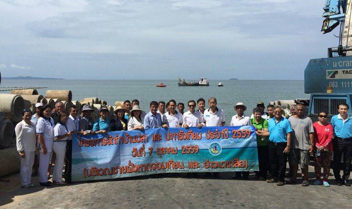 Acting Mayor Chanapong Sriviset was joined by Windsurfing Association of Thailand Secretary Pattana Boonsawat and Orawan Sukananwong, president of the Pattaya Community Association to preside over the sinking of concrete pipes and an old wooden boat to rebuild Pattaya Bay’s coral ecosystem.