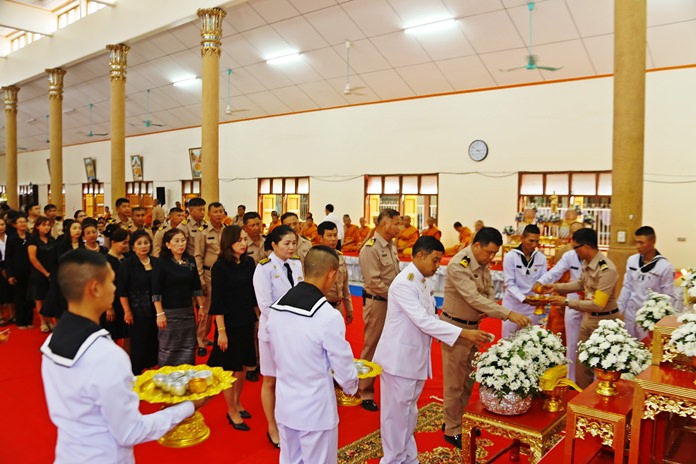 Hundreds of Sattahip residents, navy personnel, police and students offer their final wishes and prayers for HM King Bhumibol Adulyadej.