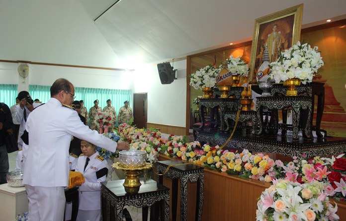 Banglamung District senior secretary Aderek Maimongkol began the official ceremonies to mourn HM the King at the district office’s Prachakom Pavilion.