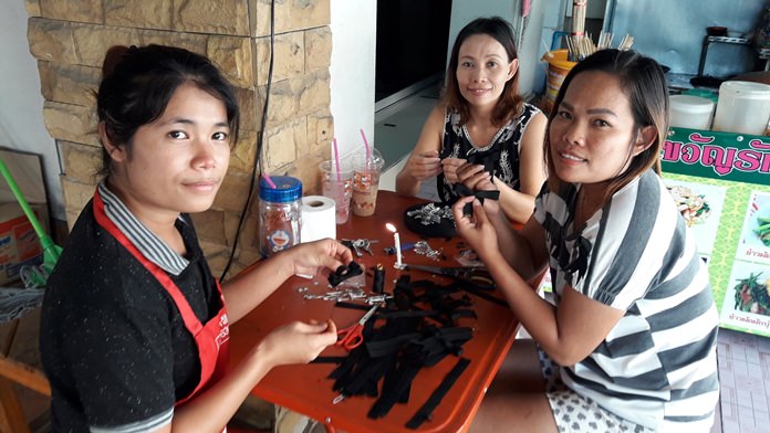 Ratchanok Srisupan and friends offered free handmade black ribbons and bows in the Khao Talo Community to those morning the late HM the King.