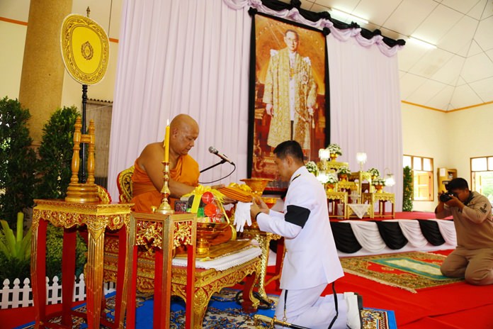 District Chief Noraset Sritapatso leads the “apidhamm” (funeral prayer) ceremony in Sattahip.