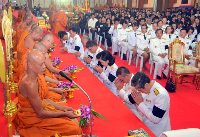 City leaders take part in the Apidhamm ceremony to mourn HM the King in Pattaya and the surrounding areas.