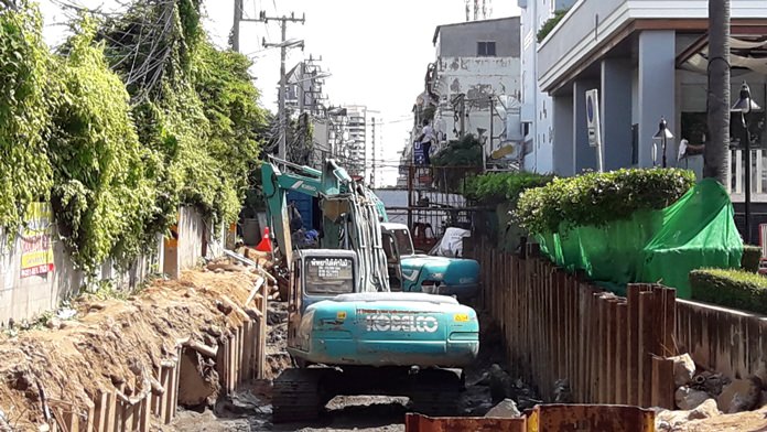 The replacement of sewer and drainage pipes on Soi Boonkanchanaram is less than 60 percent completed.