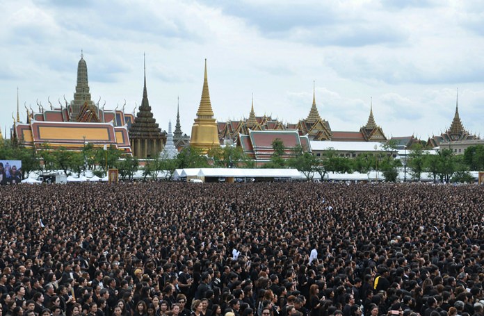 More than 300,000 mourners sing a special version of Thailand’s Royal Anthem in honour of HM King Bhumibol Adulyadej, Saturday, Oct. 22, 2016. (AP Photo/Sompong Sonnak)