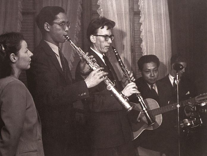 H.M. King Bhumibol Adulyadej and six friends formed “probably the most intricately gadgeted orchestra in Europe,” regularly meeting at his Lausanne villa to play until the dawn hours. The neighnors never complained.