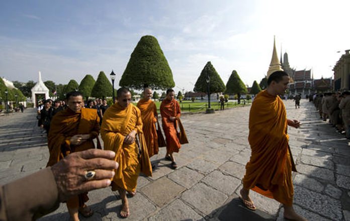 Buddhist monks and Thais line up to offer condolences for HM King Bhumibol Adulyadej at Grand Palace in Bangkok.