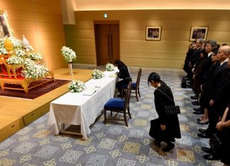 Thai expats & foreigners pay tribute to HM the King