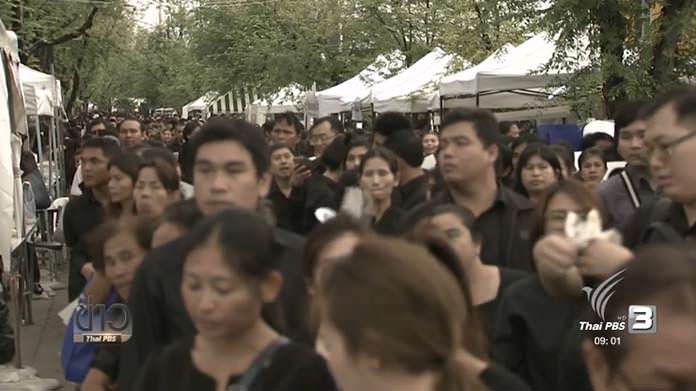 Mourners packed Sanam Luang to queue for paying last respect in front of the Royal urn