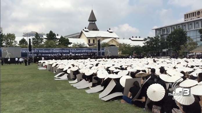 A Bangkok University and school performed card stunts to show their loyalty and love for the Great King