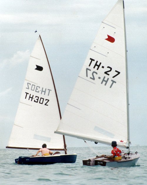 Peter Cummins (TH-302) closes in on the King, but was unable to keep pace with The Monarch who sailed on to line honours.