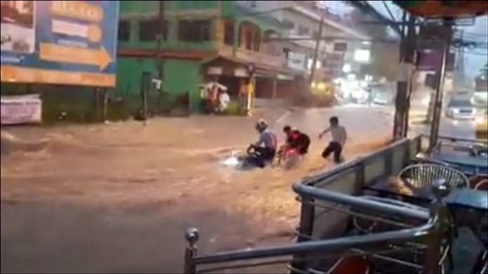 Pattaya coffee shop employees came to the rescue of a motorcyclist who lost his battle with raging floodwaters on Soi Khao Noi.