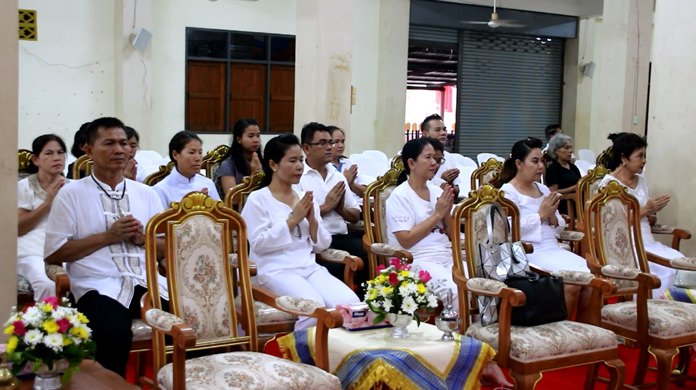 Sopin Thappajug (right) leads staffers to Sutthawat Temple for their end-of-rainy-season “kathin” festival following sponsorship from the Diana Group.