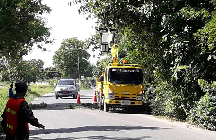 Nongprue Sub-district workers trimmed low-hanging branches around curves in the Baan Chang neighborhood to improve visibility for drivers.
