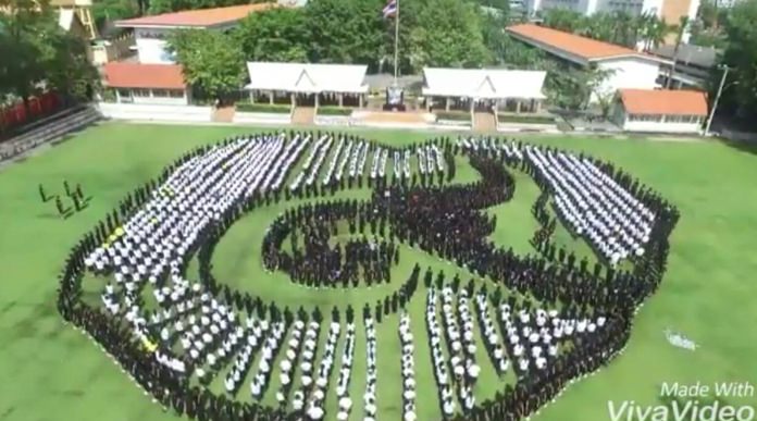 Nearly 3,000 current and former Photisampan Pittayakarn students, staff and Pattaya-area residents joined in formation to create a message “to be seen in heaven” for HM the late King.