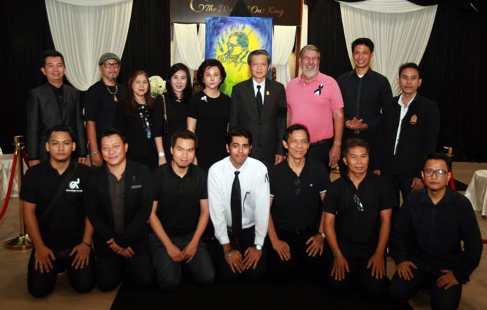 Minor Group CEO Bill Heinecke (back row, pick shirt), along with Pattaya’s acting mayor Chanatpong Sriwiset, Tourism Authority of Thailand Pattaya office Director Suladda Sarutilavan and other dignitaries and local artists open the event at the Royal Garden Plaza.