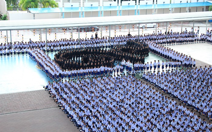 More than 3,000 Maryvit School Pattaya students, teachers, staff and volunteers paid tribute to HM the late King by forming the Thai numeral 9.