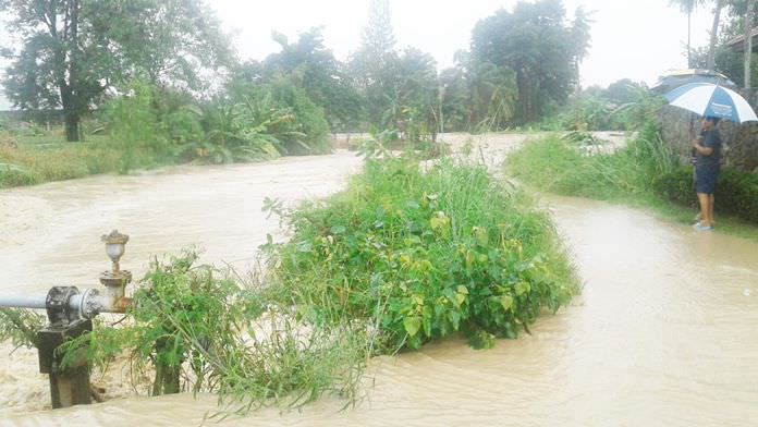 A flash flood in Pong cost a laborer his life in the Moo 6 village community.