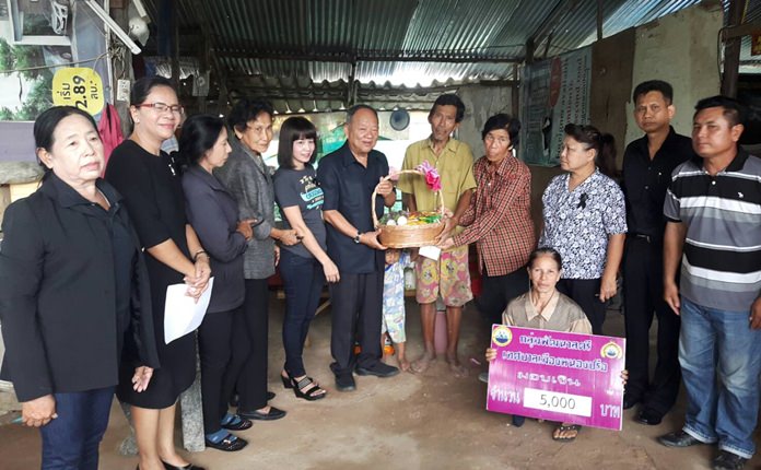 Nongprue Mayor Mai Chaiyanit and members of the YWCA and Women’s Development Club donate 5,000 baht, rice, dried food and other needed items to La-ong Sungthong and her family.
