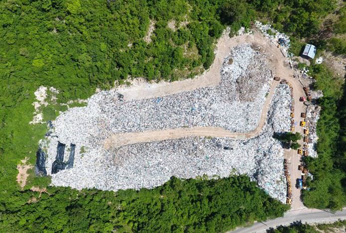A drop in the number of visitors has led to a drop in Koh Larn’s garbage surplus, but 10,000 tons of refuse remain.