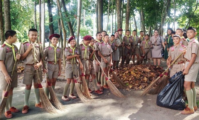 Pattaya School No. 1 honored the memory of HM the late King by having kindergarten and primary students clean the school grounds, offering them a lesson in self-sacrifice for public benefit.