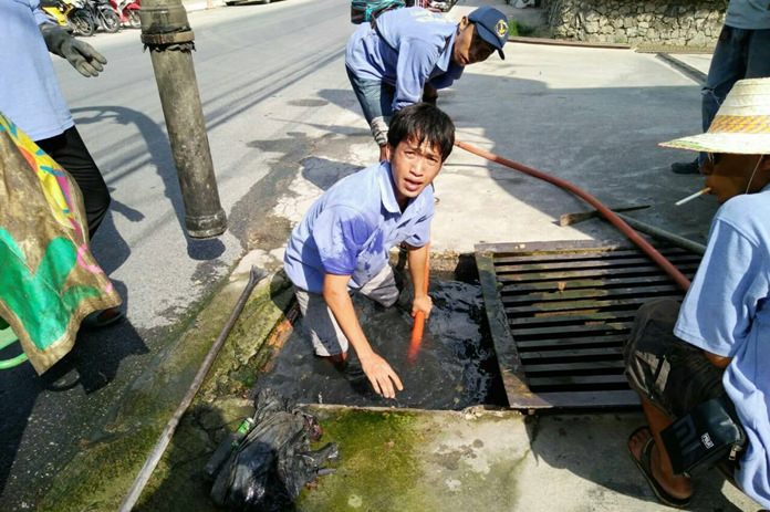 It took several hours before the workers were able to get to the bottom of the sewage where they found a lot of rubbish clogging the outlets.